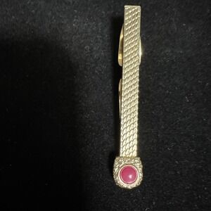 Vintage Swank Textured Gold Tone Men's Tie Clip With Pink Cabochon‎
